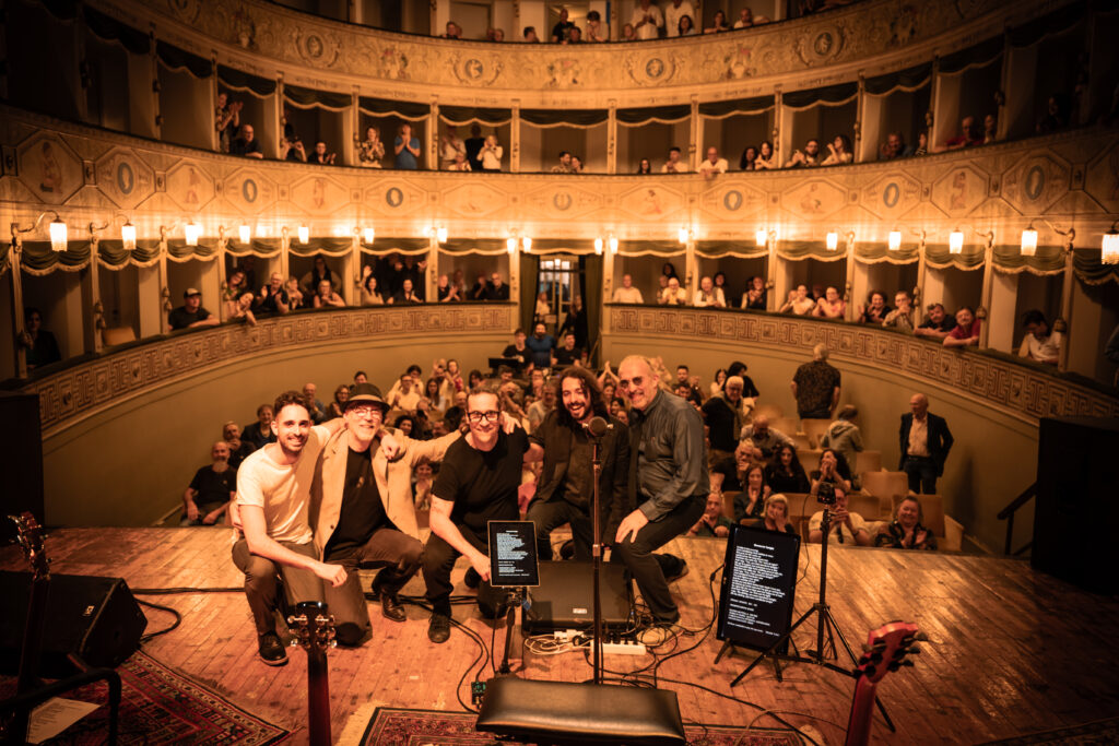 Foto di gruppo in teatro con pubblico